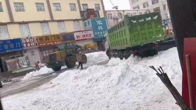 房顶积雪脱落砸中过路大妈 周边商铺：人没事，多车损毁