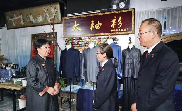 今年10月,洛阳市瀍河回族区检察院检察官走访大袖衫非遗传承人张志晓(左)。《方圆》记者张哲摄