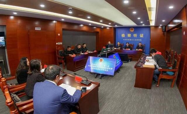 四川省成都市检察院邀请相关单位召开公开听证会,研究野生动物收容救护工作。