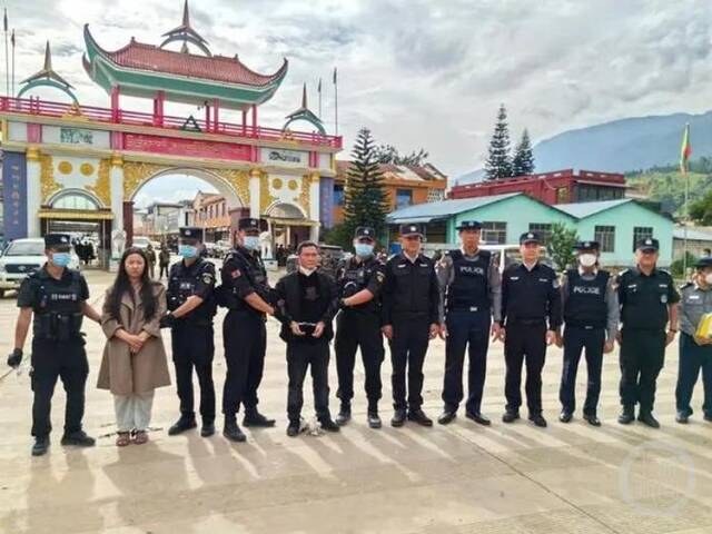 明国平等人被移交中方。图据公安部刑侦局