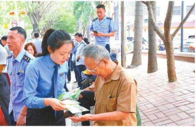 海南省昌江黎族自治县检察院组织干警开展公益诉讼宣传活动,拓宽公益诉讼案件来源。文继敏/摄