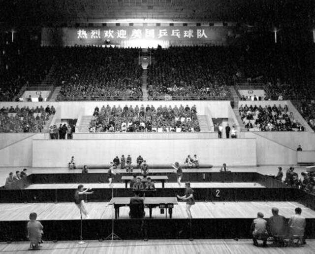 1971年4月13日，中华全国体育总会举行欢迎仪式，欢迎前来中国进行访问的美国乒乓球代表团。中美两国乒乓球运动员在北京首都体育馆进行了友谊比赛。新华社发