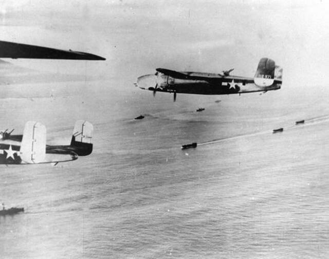 1942年4月18日，美国航空母舰甲板上B-25解放式轰炸机起飞轰炸东京工业区域，此为日本首次受盟军之进攻。