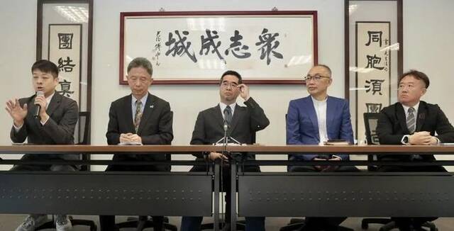 马英九基金会执行长萧旭岑（中）主持记者会，公布蓝白双方对2024台湾地区领导人选举正副人选搭配暂时“无共识”。（图片来源：台媒）