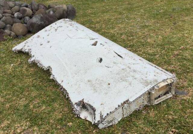 马来西亚总理纳吉布2015年8月6日宣布，7月29日在法属留尼汪岛发现的飞机残骸经确认属于马来西亚航空公司MH370航班客机。图源：新华社
