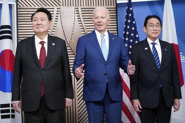 美国时间11月16日，日本首相岸田文雄、美国总统拜登和韩国总统尹锡悦合影图自视觉中国