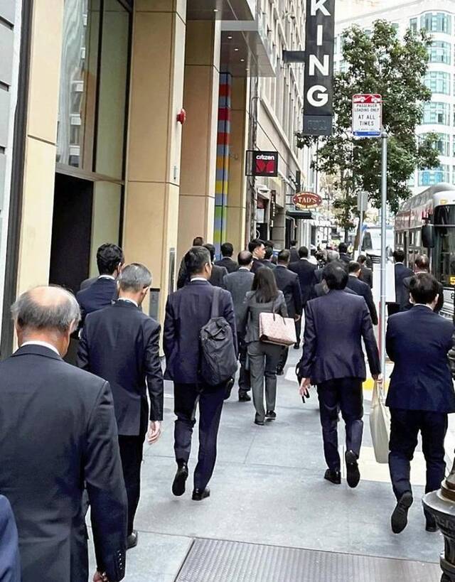日本政府代表团步行前往会谈地点图自日媒读卖新闻