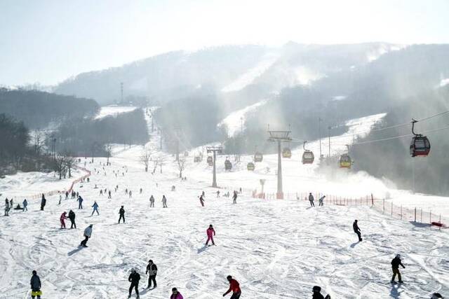 11月18日，滑雪爱好者在吉林市万科松花湖度假区滑雪。