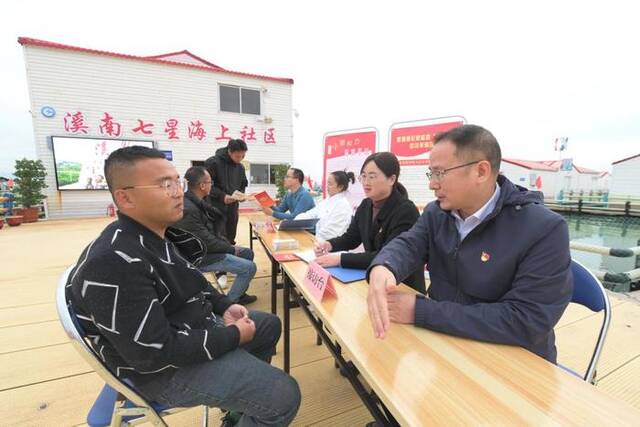 11月18日，福建省宁德市霞浦县纪委监委在七星海上社区渔排上“摆摊设点”开展信访工作。新华社记者林善传摄