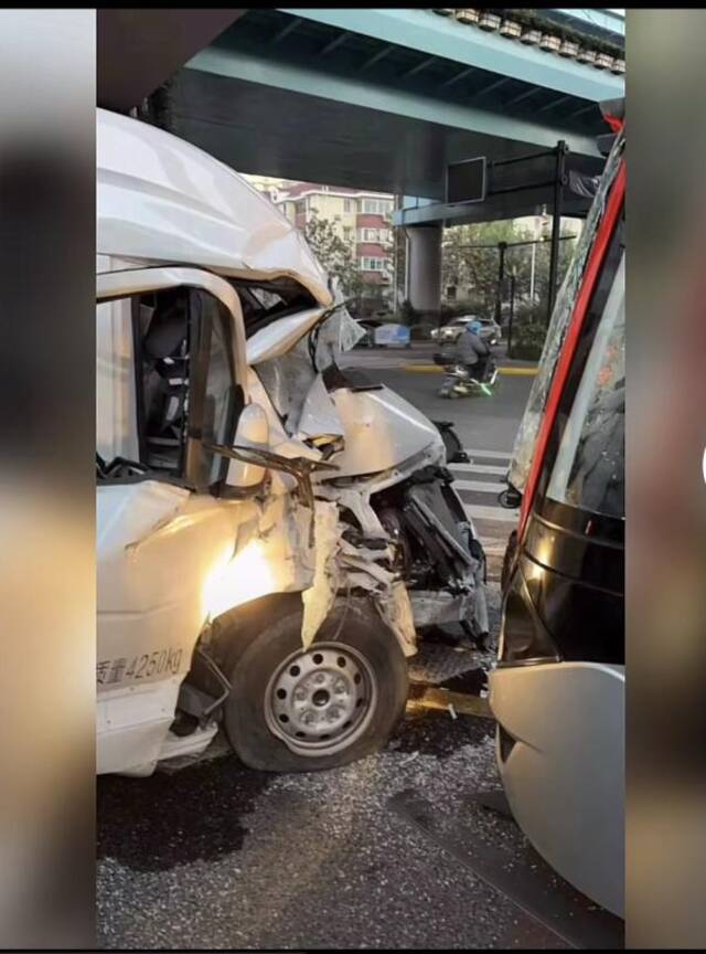 11月20日，据网友爆料，上海街头一辆面包车撞上71路公交车。网络图