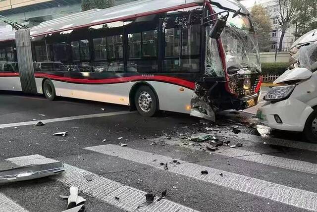 11月20日，据网友爆料，上海街头一辆面包车撞上71路公交车。网络图