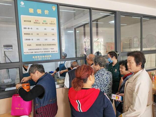 在湖北省黄石市王家里社区幸福食堂，老人们正在排队购餐。新华社记者王自宸摄