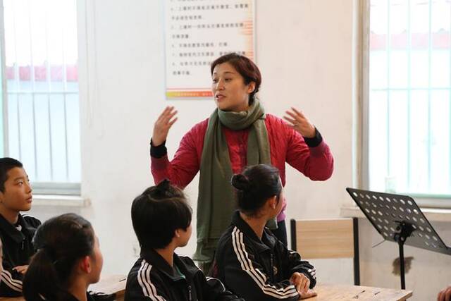 杜玉珍给济宁市山东梆子传承基地的学生们上课。