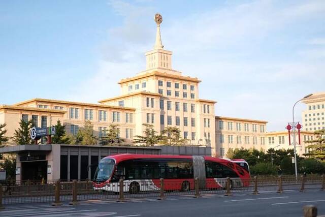 北京市1路新能源公交车从中国人民革命军事博物馆前驶过