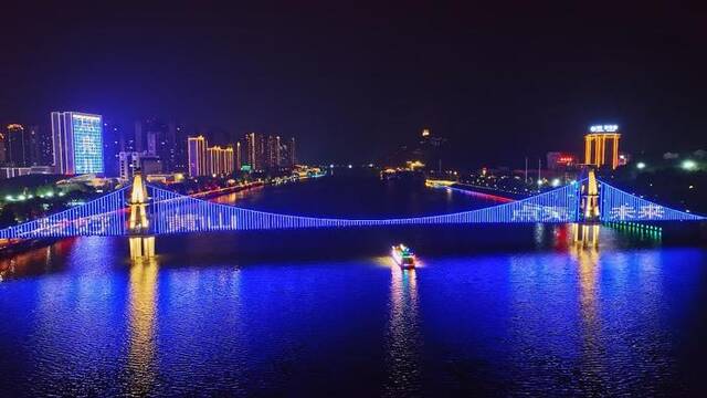 11月18日晚，黄山市新安江观光索桥点亮起象征儿童友好的蓝色灯光。（毕杲摄）