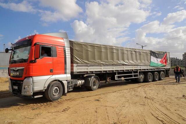 11月20日，装载野战医院设备的货车停在加沙地带南部城市汗尤尼斯。新华社发（里泽克·阿卜杜勒贾瓦德摄）