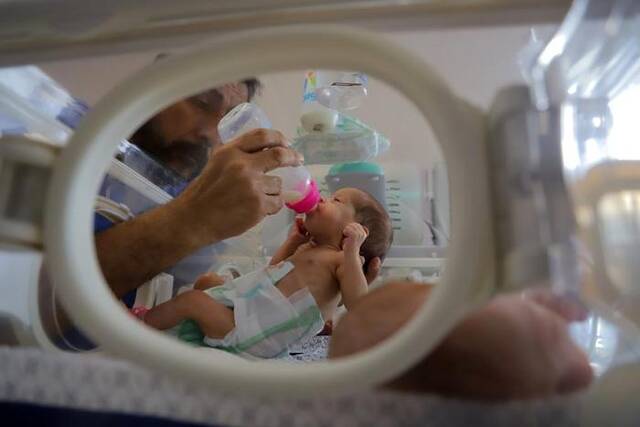 观天下·巴以冲突|以军围攻加沙第二座医院 美说释放被扣押人员协议“接近达成”