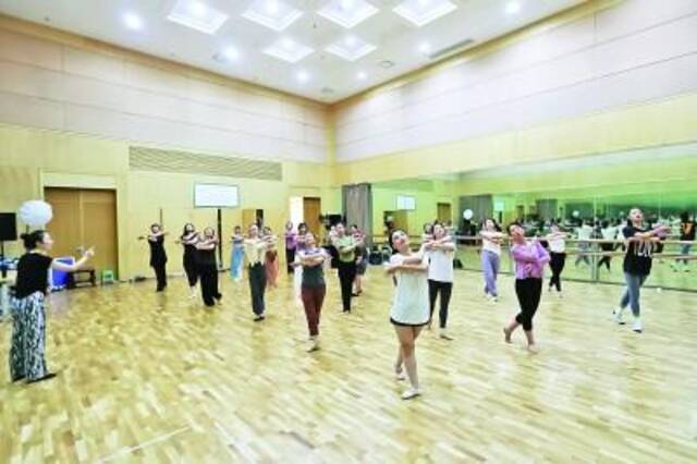 上海市民艺术夜校秋季班学员在练习舞蹈。新华社发