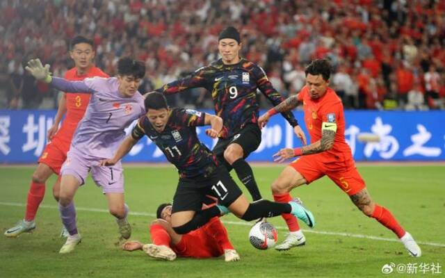 在21日举行的2026美加墨世界杯亚洲区预选赛36强赛中，中国男足在深圳主场0比3不敌韩国队。新华社
