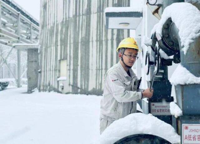 大唐延安热电公司职工顶风冒雪巡查设备。