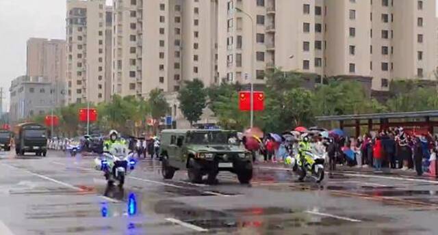 2022年9月16日，沈阳市民自发走上街头目送车队。视频截图