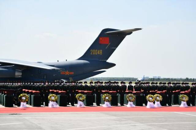 2021年9月2日，第八批在韩中国人民志愿军烈士遗骸抵达沈阳桃仙国际机场。人民网记者邱宇哲摄