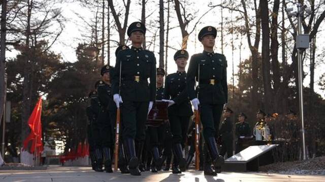 2023年11月18日，解放军仪仗司礼大队的礼兵在沈阳抗美援朝烈士陵园训练。人民网记者邱宇哲摄
