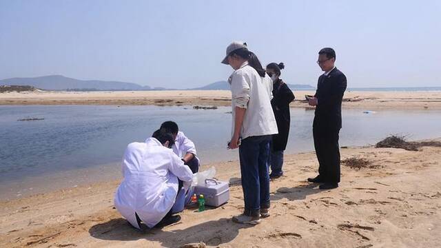 平潭综合实验区检察院检察人员到裕藩湾养殖污染公益诉讼现场调查检测。