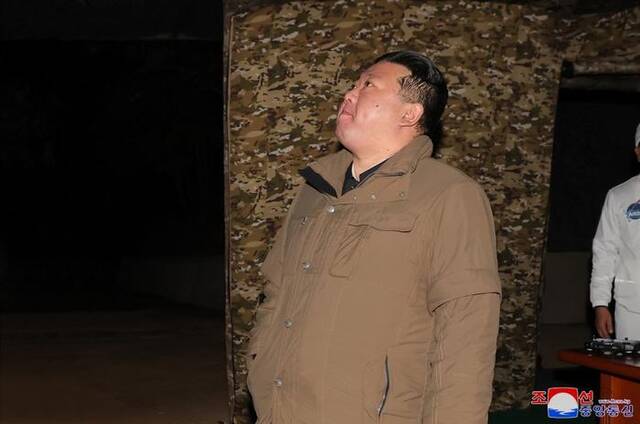 朝鲜21日晚成功发射侦察卫星，金正恩现场观摩。图自朝中社