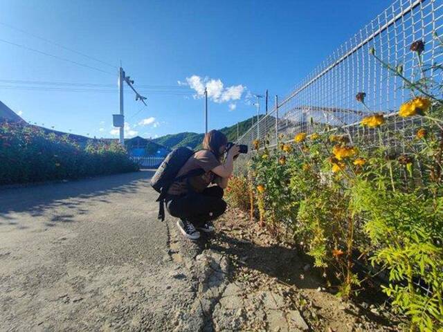 9月12日，新华社记者颜麟蕴在延边州汪清县高城村采访拍摄。