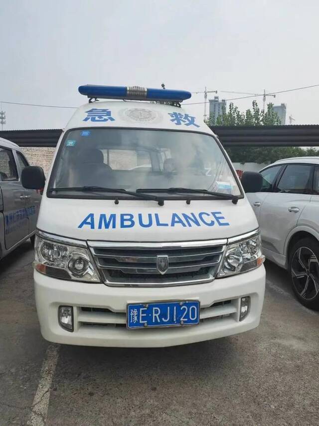 仁济医院非院前急救救护车标识“急救”字样。何慧敏摄