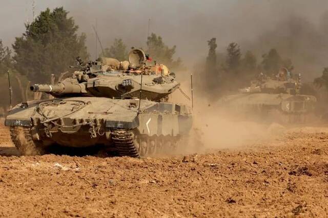▲当地时间2023年11月21日，以色列南部，巴以冲突持续，一辆坦克开往加沙地带。图/ICphoto
