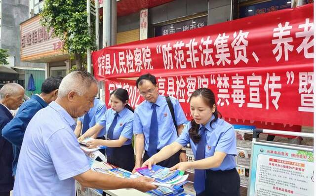 册亨县检察院检察官走进辖区街道开展系列普法宣传活动,把普法宣传搬到群众“家门口”。