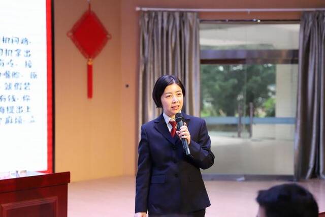 2023年10月27日,朱晓燕在江苏省常州经济开发区遥观中心小学上法治课。