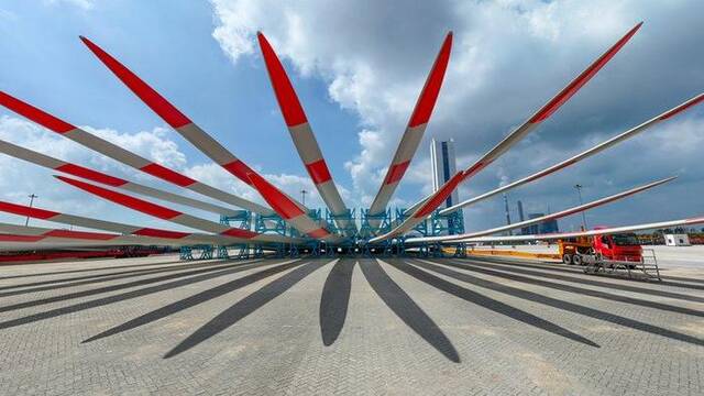 9月8日，一批风电叶片在江苏盐城港射阳港区码头等待运输。新华社记者李博摄