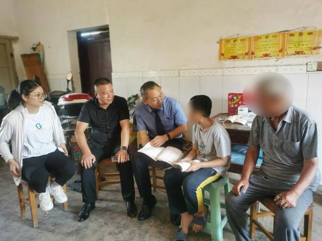8月31日,江苏省无锡市梁溪区检察院检察官与相关部门工作人员一起到阜宁县小乐家走访。