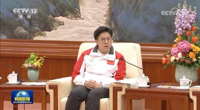 丁薛祥和由霍启刚、罗奕龙率领的代表团，在人民大会堂座谈