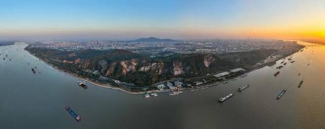 南京幕燕滨江风貌区（11月2日摄，无人机全景照片）。记者季春鹏摄