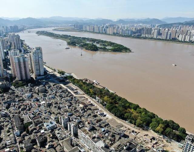 浙江温州朔门古港考古发掘现场，远处为瓯江上的江心屿（2022年10月10日摄，无人机照片）。新华社记者翁忻旸摄