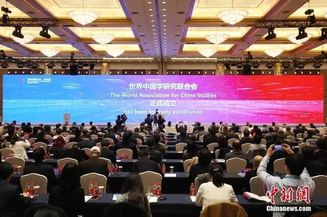 图为在开幕式上，世界中国学研究联合会宣告成立。中新社记者张亨伟摄