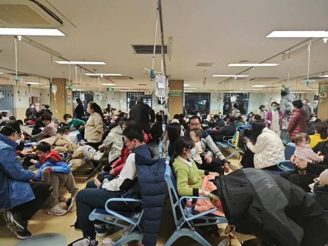 图：11月23日晚11点，北京儿童医院输液中心张英/摄
