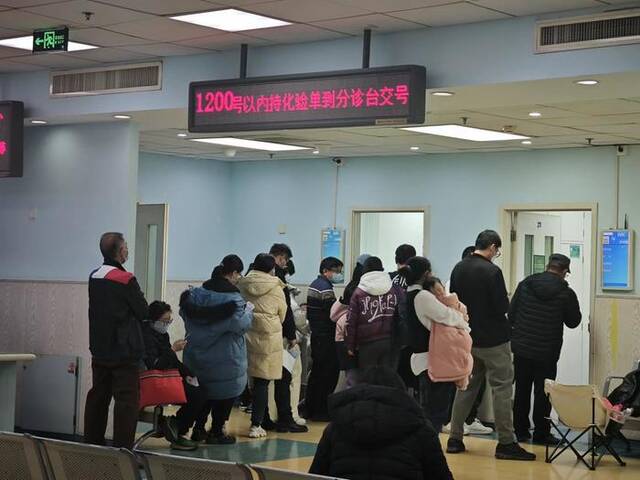 图：11月25日凌晨1点，北京儿童医院内科小夜门诊张英/摄