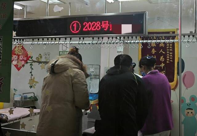 图：11月25日凌晨1点，北京儿童医院输液中心张英/摄