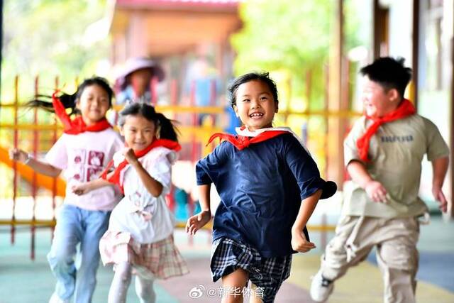 9月5日，在山东省济宁市微山县高楼乡渭河小学，孩子们在课间做游戏。新华社记者郭绪雷摄