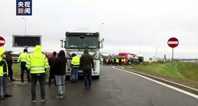 波乌边境卡车司机抗议持续 两名乌克兰司机死亡