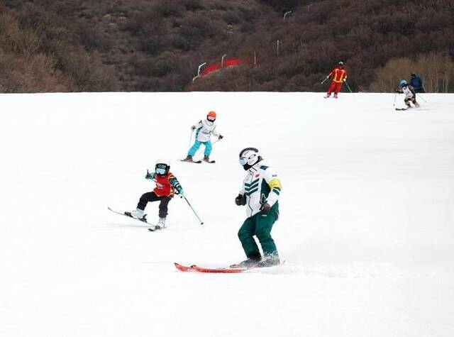 资料图：游客在北京延庆区国家高山滑雪中心滑雪。新华社记者张晨霖摄