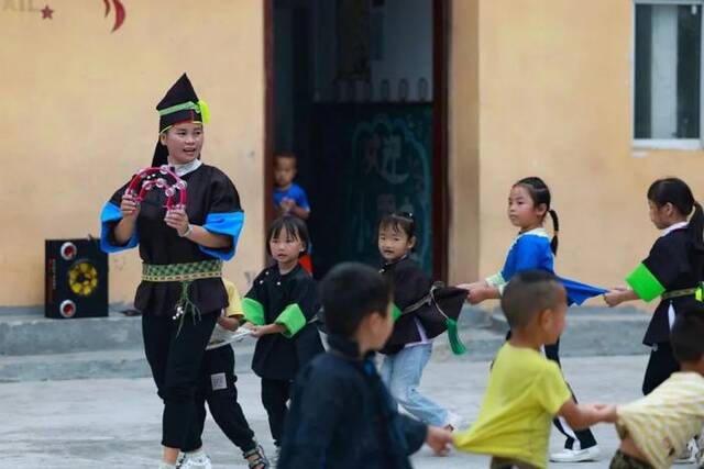 ▲9月7日，在贵州省榕江县两汪乡，柳吉小学教师带领学生在课间玩游戏。新华社记者刘续摄