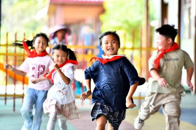 ▲9月5日，在山东省济宁市微山县高楼乡渭河小学，孩子们在课间做游戏。新华社记者郭绪雷摄