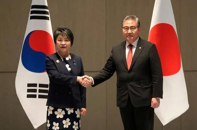 11月26日，韩国外交部长官朴振（右）在釜山与日本外务大臣上川阳子举行双边会谈。图源：外媒