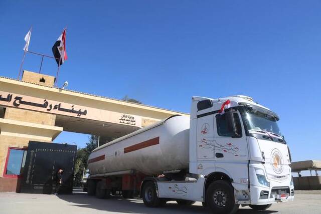 11月24日，完成运送任务的卡车从加沙返回拉法口岸埃及一侧。